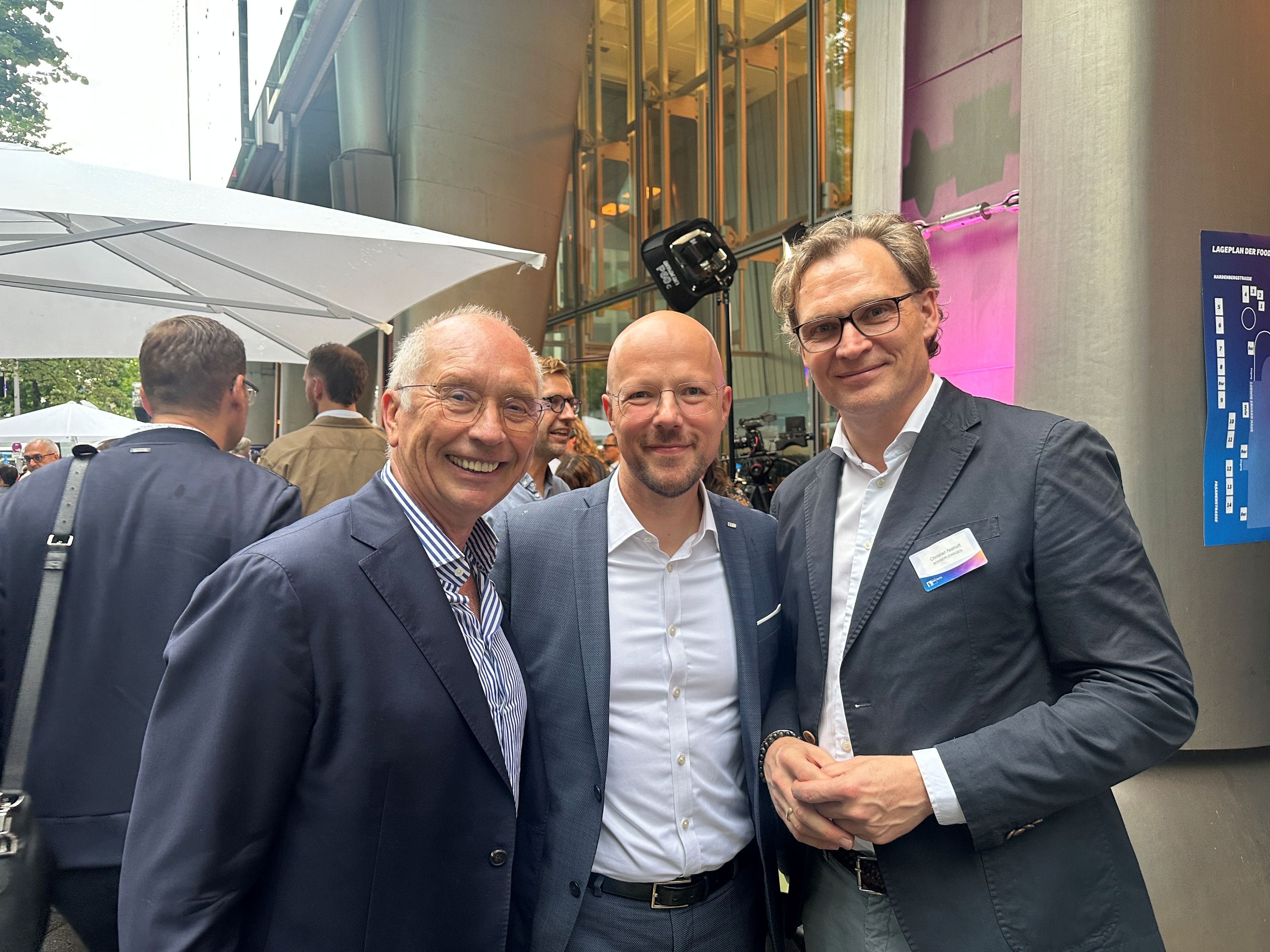 BERLINboxx-Verleger Frank Schmeichel, IHK-Präsident Sebastian Stietzel und Christian Niehoff, geschäftsführender Gesellschafter von BOHNZIRLEWAGEN, beim IHK-Sommerempfang 2026 | BERLINboxx